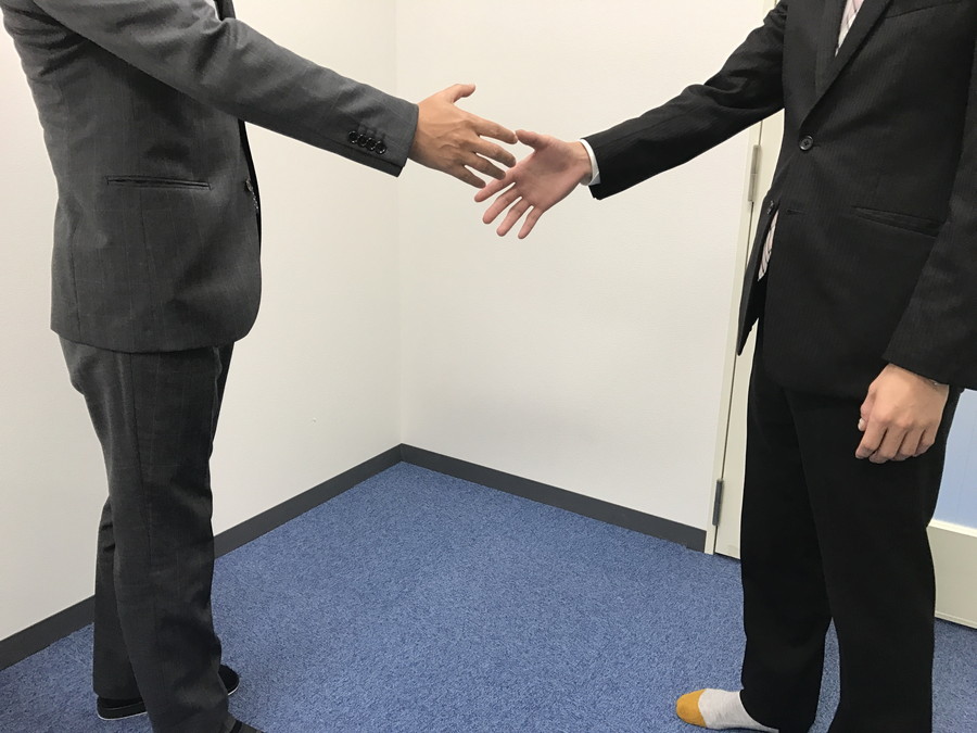 握手する男性